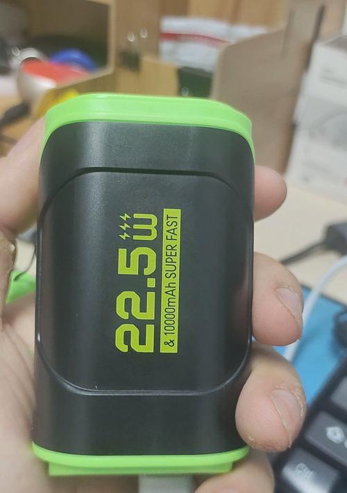 轻薄便携的充电宝（便携性与容量的完美结合，带给你全新充电体验）